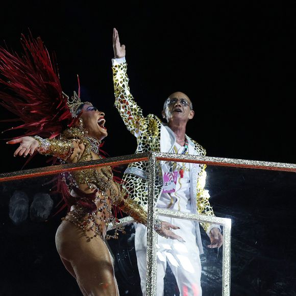 A escola de Niterói levou para a avenida o enredo 'Pra Cima, Ciça', uma homenagem direta ao seu próprio mestre de bateria, figura fundamental para o retorno da atriz ao posto na escola, transformada em fio condutor do desfile
