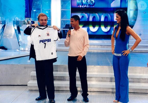 Globo cogitou mudar horário da série 'Sandy e Jr.' para enfraquecer o 'Domingo Legal', de Gugu Liberato, em dezembro de 2001