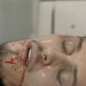 Na novela 'A Viagem', Alexandre (Guilherme Fontes) cai desacordado após a surra intensa dentro da prisão.