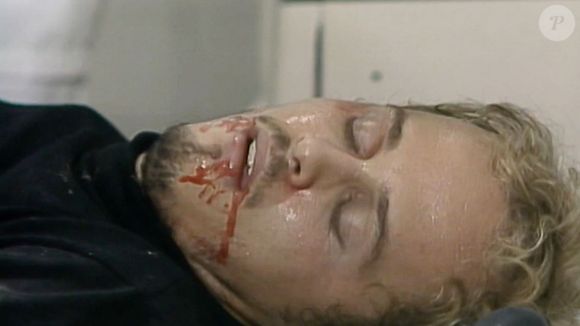 Na novela 'A Viagem', Alexandre (Guilherme Fontes) cai desacordado após a surra intensa dentro da prisão.