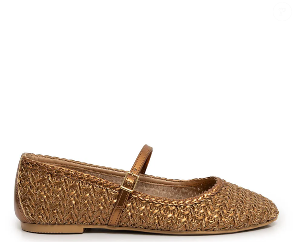 A sapatilha feminina Bronze Boneca Tressê, da Constance Calçados, traz a cor como grande protagonista, além de bico quadrado e fivela ajustável.