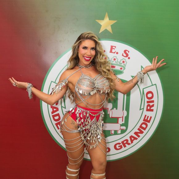 Enquanto Virgínia Fonseca não compareceu ao ensaio de quadra da Grande Rio, Tati Minerato marcou presença na noite em Duque de Caxias