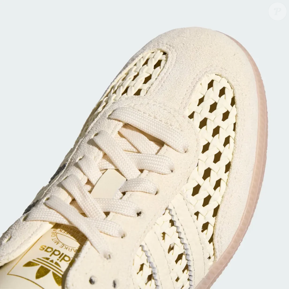 Entre o visual clássico da Samba e a praticidade dos mules, o Samba Mule Woven Crew 'White' aposta em uma combinação que atualiza um dos tênis mais conhecidos da Adidas