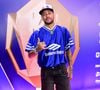 Para a ocasião, Neymar caprichou no estilo com uma camiseta da Balenciaga que 'imita' um uniforme de time