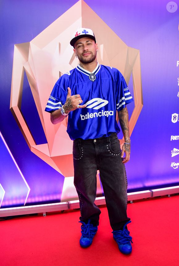 Para a ocasião, Neymar caprichou no estilo com uma camiseta da Balenciaga que 'imita' um uniforme de time
