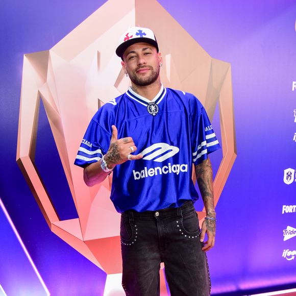 Para a ocasião, Neymar caprichou no estilo com uma camiseta da Balenciaga que 'imita' um uniforme de time