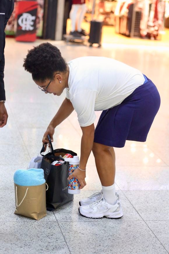 Entre cliques e carinho dos admiradores, Tia Milena exibe o New Balance 530 em produção estilosa no Rio de Janeiro
