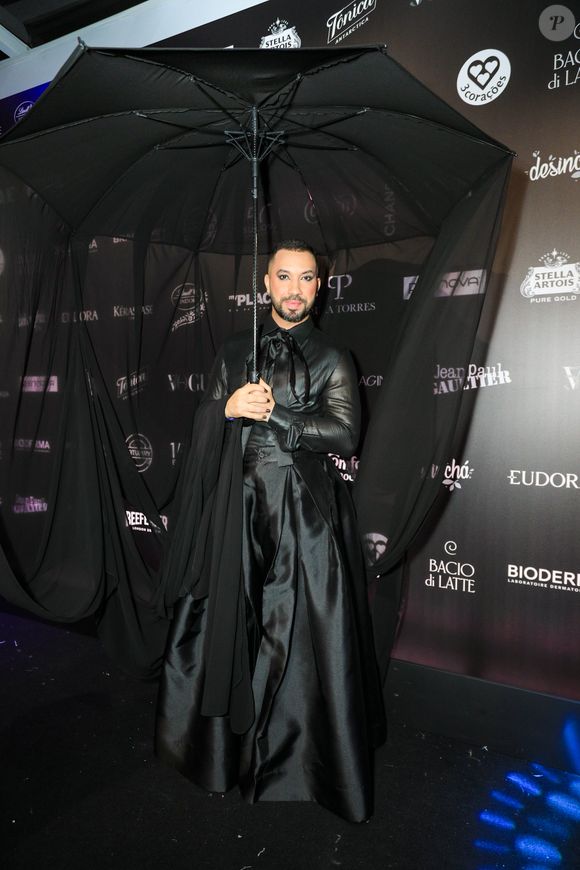 Babilônico, Gil do Vigor causou com um guarda-chuva gigante em um look all black