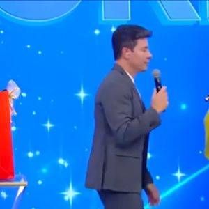 Rodrigo Faro tirou Carolina Ferraz no amigo secreto da Record e lembrou apoio da apresentadora no diagnóstico de câncer de sua mulher, Vera Viel: ' Uma das mensagens que mais tocou a gente'