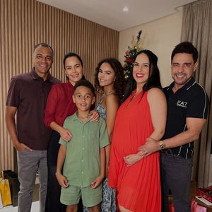 De vestido vermelho, Graciele Lacerda levou a mão à barriga de gravidez em foto de Natal com a família