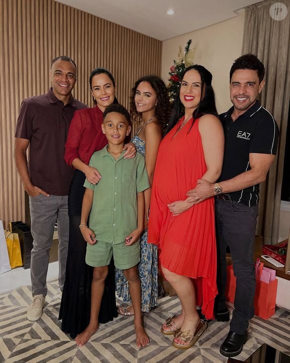 De vestido vermelho, Graciele Lacerda levou a mão à barriga de gravidez em foto de Natal com a família