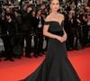 O decote ombro a ombro foi o destaque do longo Etro usado por Marina Ruy Barbosa em premiére em Cannes