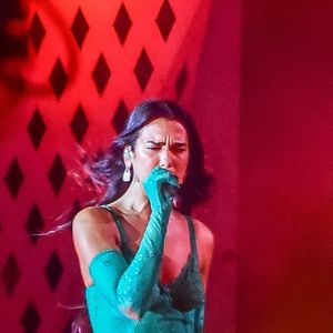 A cantora Dua Lipa tem um novo perfume favorito.