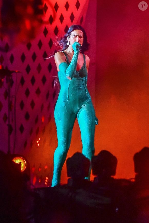 A cantora Dua Lipa tem um novo perfume favorito.