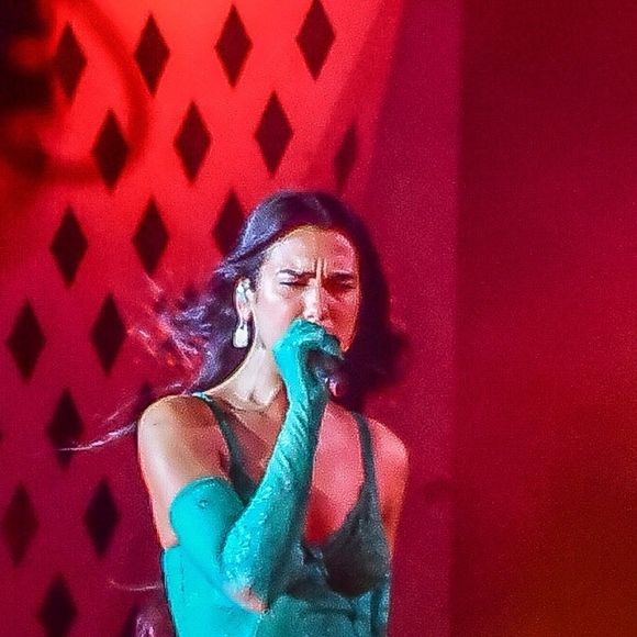 A cantora Dua Lipa tem um novo perfume favorito.