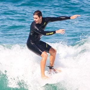 Rafa Vitti aproveitou a manhã desta terça-feira (03) para surfar