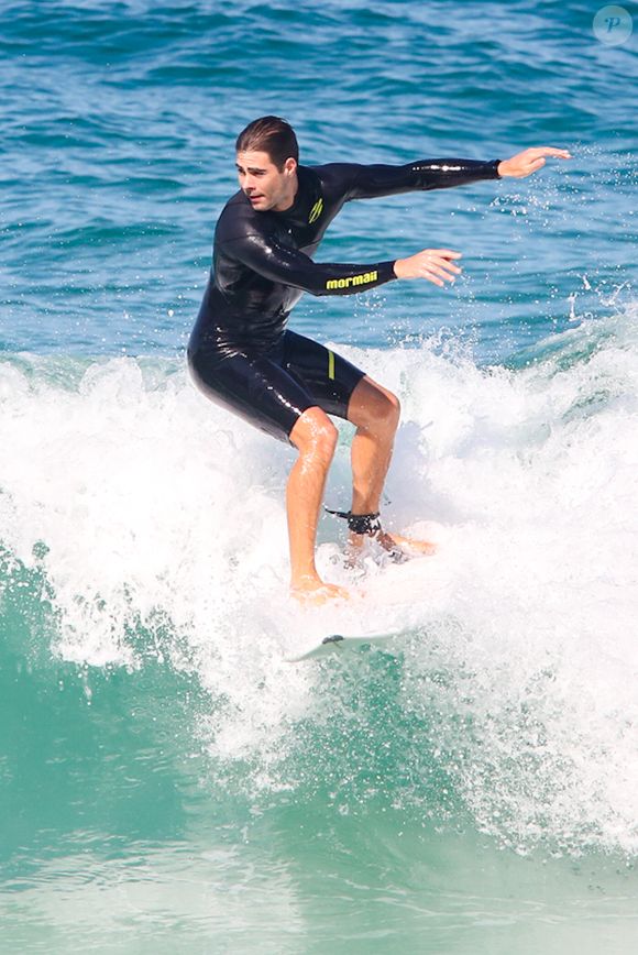 Rafa Vitti aproveitou a manhã desta terça-feira (03) para surfar