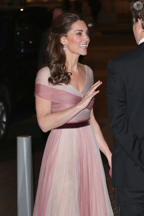 Na ocasião, antes do câncer, Kate Middleton foi mais modesta nas joias e apostou em um visual mais clean