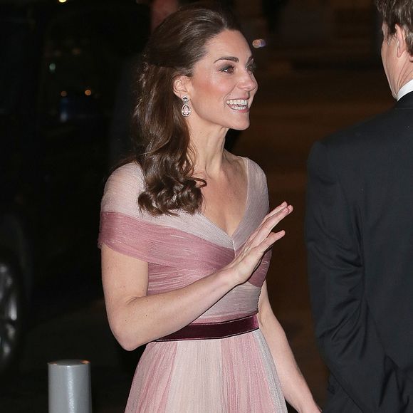 Na ocasião, antes do câncer, Kate Middleton foi mais modesta nas joias e apostou em um visual mais clean