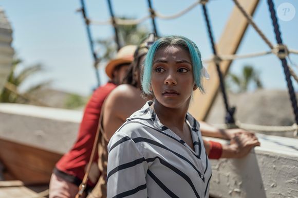 Charithra Chandran interpreta Miss Wednesday em 'One Piece'. A personagem surge sob essa identidade antes de revelar sua verdadeira ligação com o reino de Alabasta
