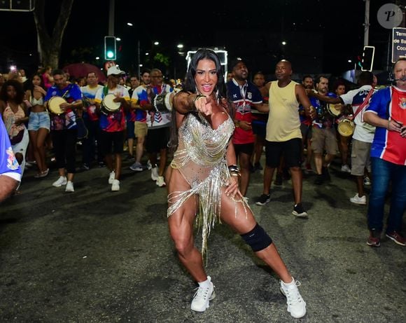 Gracyanne Barbosa elegeu um body cavado no corpo para ensaio de rua da União da Ilha, sexta escola a desfilar no primeiro dia da Série Ouro