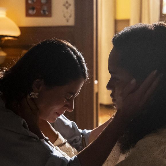 Em 'Garota do Momento', Clarice (Carol Castro) fica de joelhos para Beatriz (Duda Santos) e pede perdão