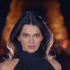 Kendall Jenner abriu o Le Défilé 2026, da L’Oréal Paris, durante a Semana de Moda de Paris, segundo a informação fornecida sobre a apresentação. O evento reuniu nomes internacionais e brasileiras como Taís Araujo, Anitta, Liniker e Bella Campos. De acordo com a psicóloga Leticia Martín Enjuto, o cérebro forma impressões sociais em poucos segundos, mas a primeira olhada não é suficiente para determinar quem alguém realmente é