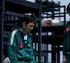 Gi-hun se lembra do plano falho e da morte do melhor amigo, enquanto guardas entram dizendo que o jogo continua