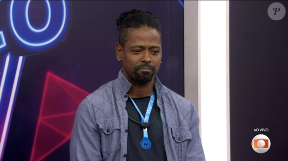 Leandro Boneco participou do 'Triângulo de Risco' neste sábado (21) no 'BBB 26', e escondeu uma pulseira do paredão na caixa 2