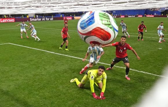 Enquanto isso, as referências ao país famoso por suas pirâmides também ganharam força fora da moda. A classificação da Argentina sobre o Egito por 3 a 2, em uma das partidas mais emocionantes das oitavas de final da Copa do Mundo de 2026, voltou a colocar o país africano em evidência
