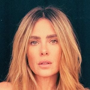 O fim de semana entregou um dos momentos mais inesperados das redes sociais: Carolina Dieckmmann surgiu testando uma máscara facial feita com “essência de lesma”