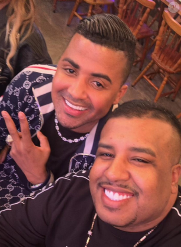 De 'beijinhos' a 'mão na coxa': registros da PF mostram o elo íntimo entre político e traficante no Complexo do Alemão