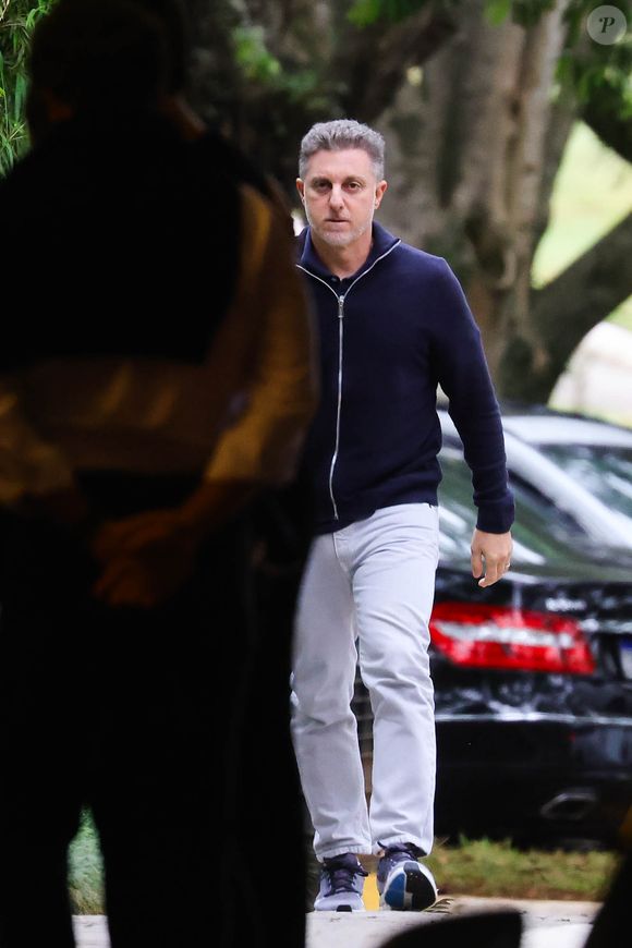 Luciano Huck esteve no velório da filha de Schynaider Moura; Anne-Marie morreu aos 16 anos