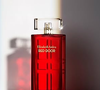 Red Door, da Elizabeth Arden, combina suavidade e presença ao mesclar notas de topo de lírio-do-vale, frésia e violetas selvagens com um coração sofisticado de rosas vermelhas, flor de laranjeira marroquina, jasmim e ylang-ylang