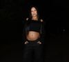 Sabrina Sato apostou em um cropped preto de mangas longas e calça preta wide leg, valorizando sua barriguinha de gestante