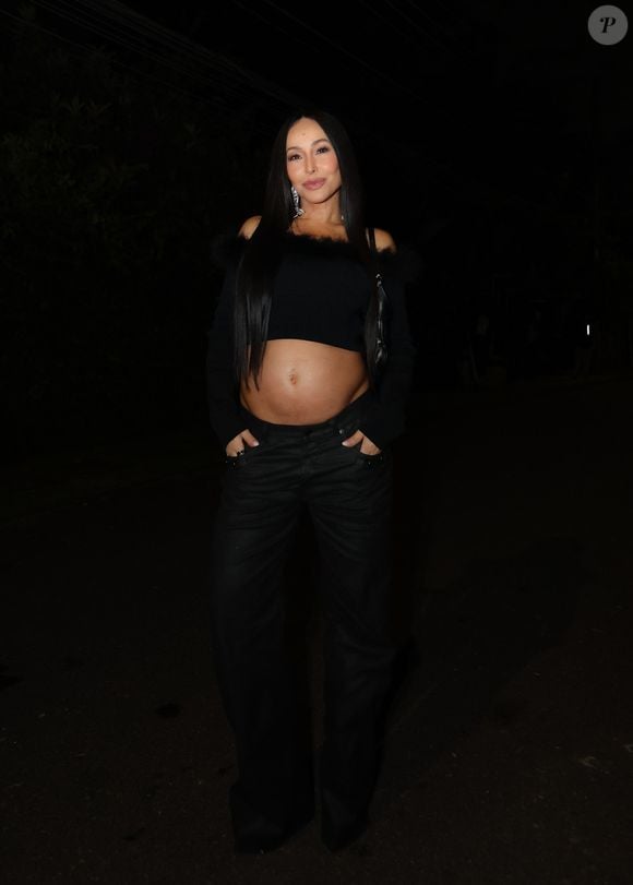 Sabrina Sato apostou em um cropped preto de mangas longas e calça preta wide leg, valorizando sua barriguinha de gestante