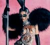 Para o desfile, Sabrina Sato foi fantasiada de Zumbi Punk com um look todo cravejado de cristais Swarovski