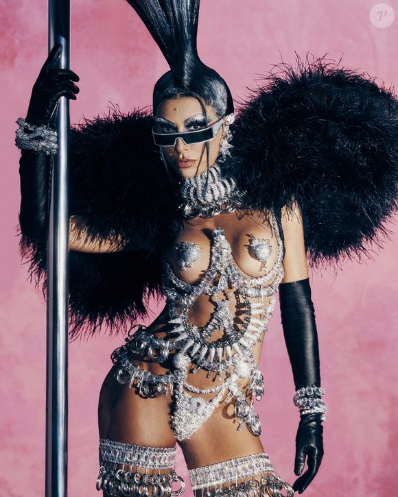 Para o desfile, Sabrina Sato foi fantasiada de Zumbi Punk com um look todo cravejado de cristais Swarovski