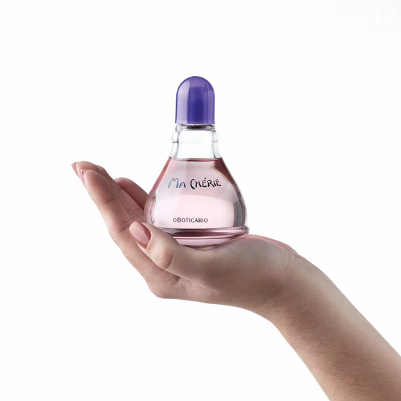 Não à toa, muita gente descreve o aroma como um verdadeiro 'cheirinho de saudade'. É aquele perfume suave, leve e acolhedor, perfeito para quem prefere fragrâncias discretas, mas que permanecem na memória