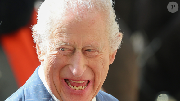 Enfrentando um câncer há dois anos, Rei Charles III condecorou a babá dos filhos de Kate Middleton e do Príncipe William