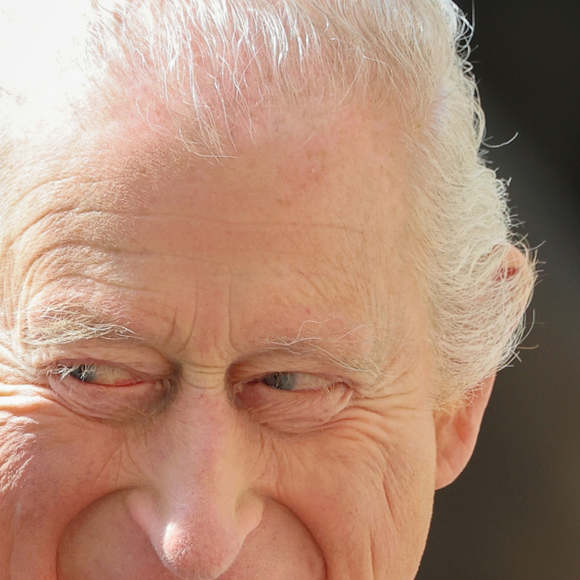 Enfrentando um câncer há dois anos, Rei Charles III condecorou a babá dos filhos de Kate Middleton e do Príncipe William