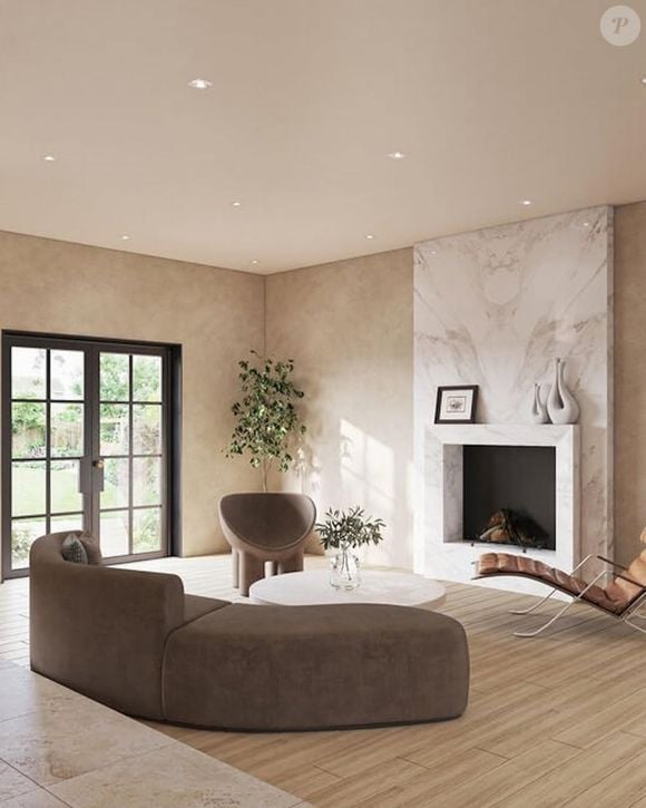 A casa conta com cinco quartos, seis banheiros, salas de estar e jantar integradas, cozinha ampla e uma área externa com gramado e piscina.