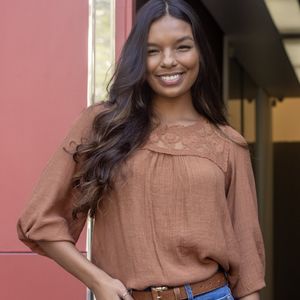 Maggye (Mell Muzillo) mostrando seu talento em 'Três Graças'