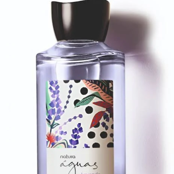 A colônia Natura Águas Lavanda, voltada para o público feminino, traz uma sensação relaxante, proporcionando bem-estar logo nas primeiras borrifadas.
