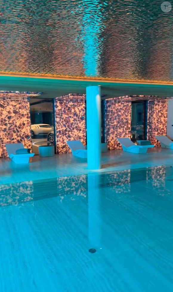 Da piscina coberta pode-se ver os carros de luxo de Cristiano Ronaldo