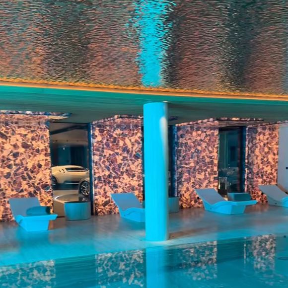 Da piscina coberta pode-se ver os carros de luxo de Cristiano Ronaldo