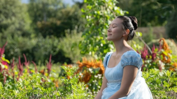 8 perfumes florais que traduzem a essência de Sophie em Bridgerton, na 4ª temporada da Netflix