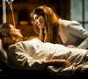 Emília revela a Gema (Louise Cardoso) que Lívia é neta de Vitória.