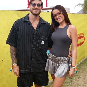 Juliette deixou as pernas em evidência ao lado do namorado, Kaique Cerveny