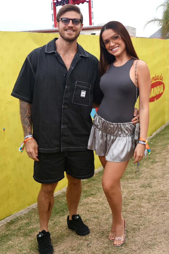 Juliette deixou as pernas em evidência ao lado do namorado, Kaique Cerveny